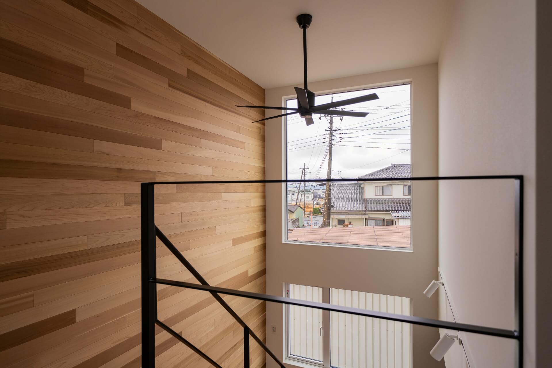 山梨県南アルプス市寺部の新築現場にて吹き抜け上部からの眺め。