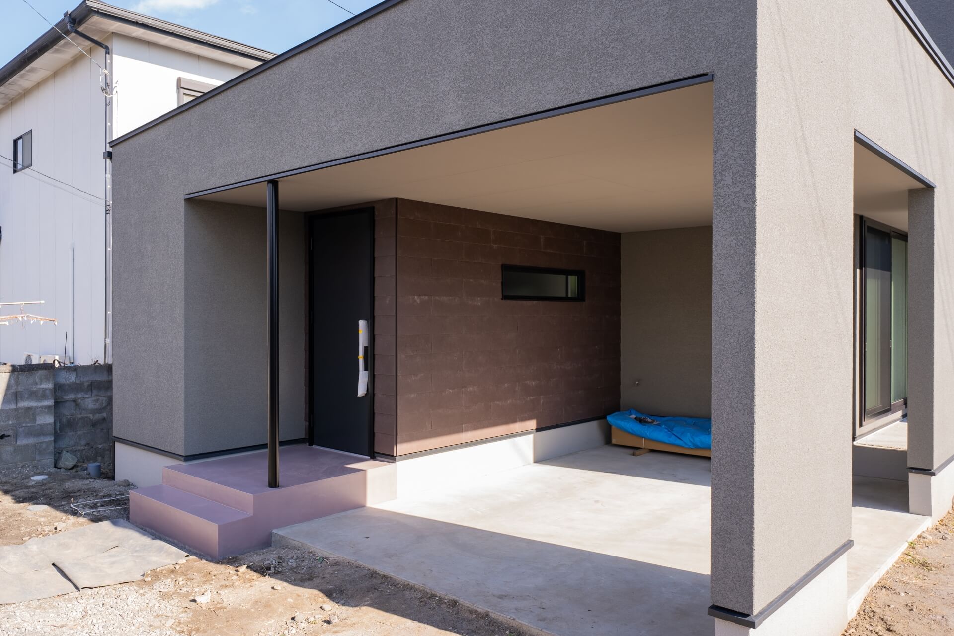 山梨県南アルプス市寺部の新築現場のオープンガレージ。