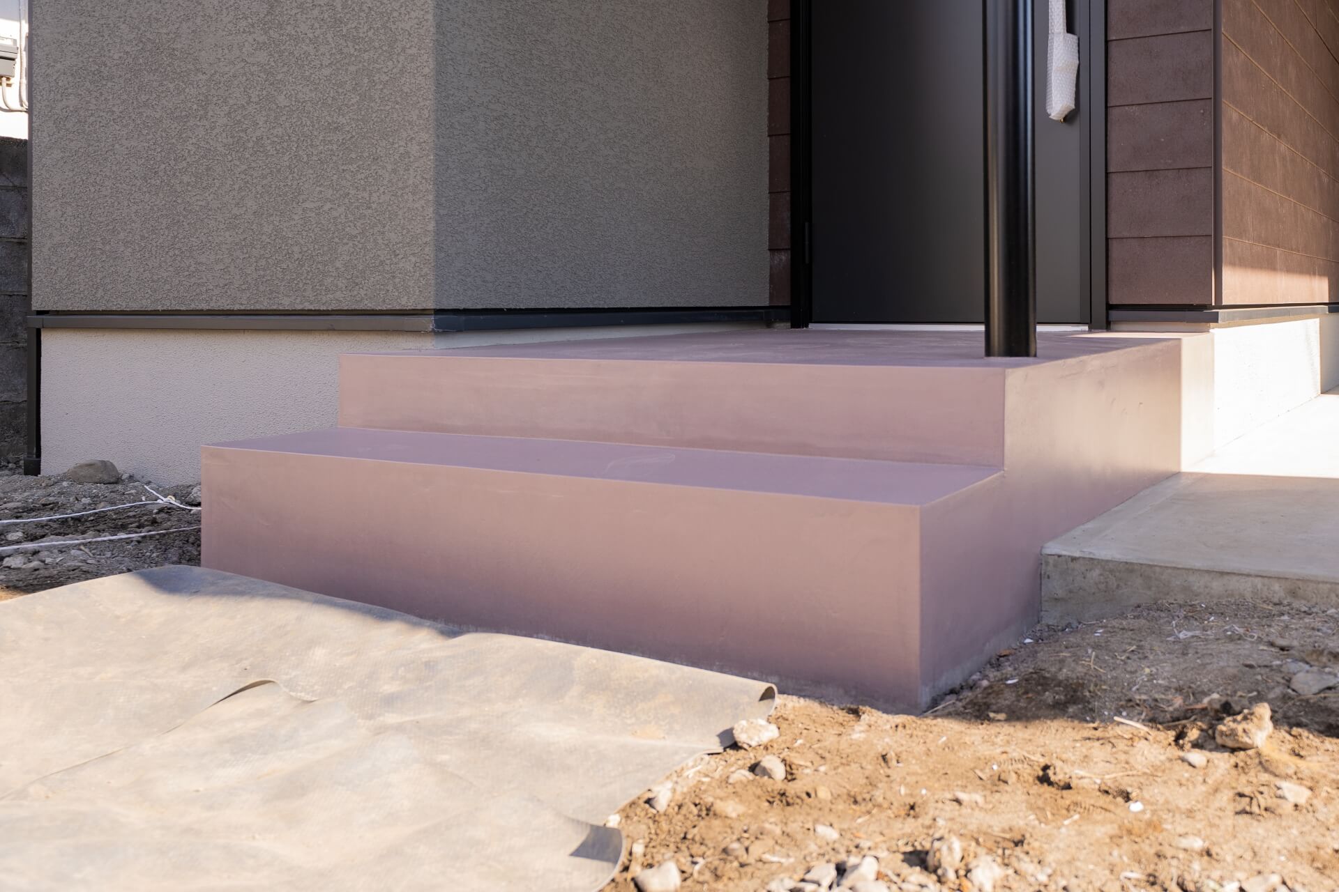 山梨県南アルプス市寺部の新築現場、小豆色の玄関ポーチの土間コンクリート。