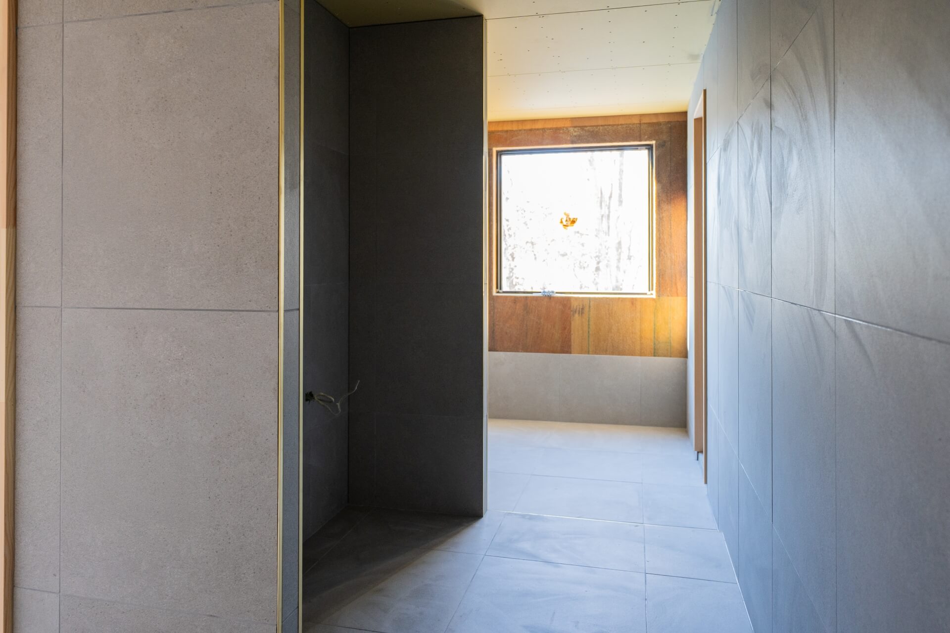 山梨県富士ケ嶺で建築中のヴィラの施工中のバスルームの様子。