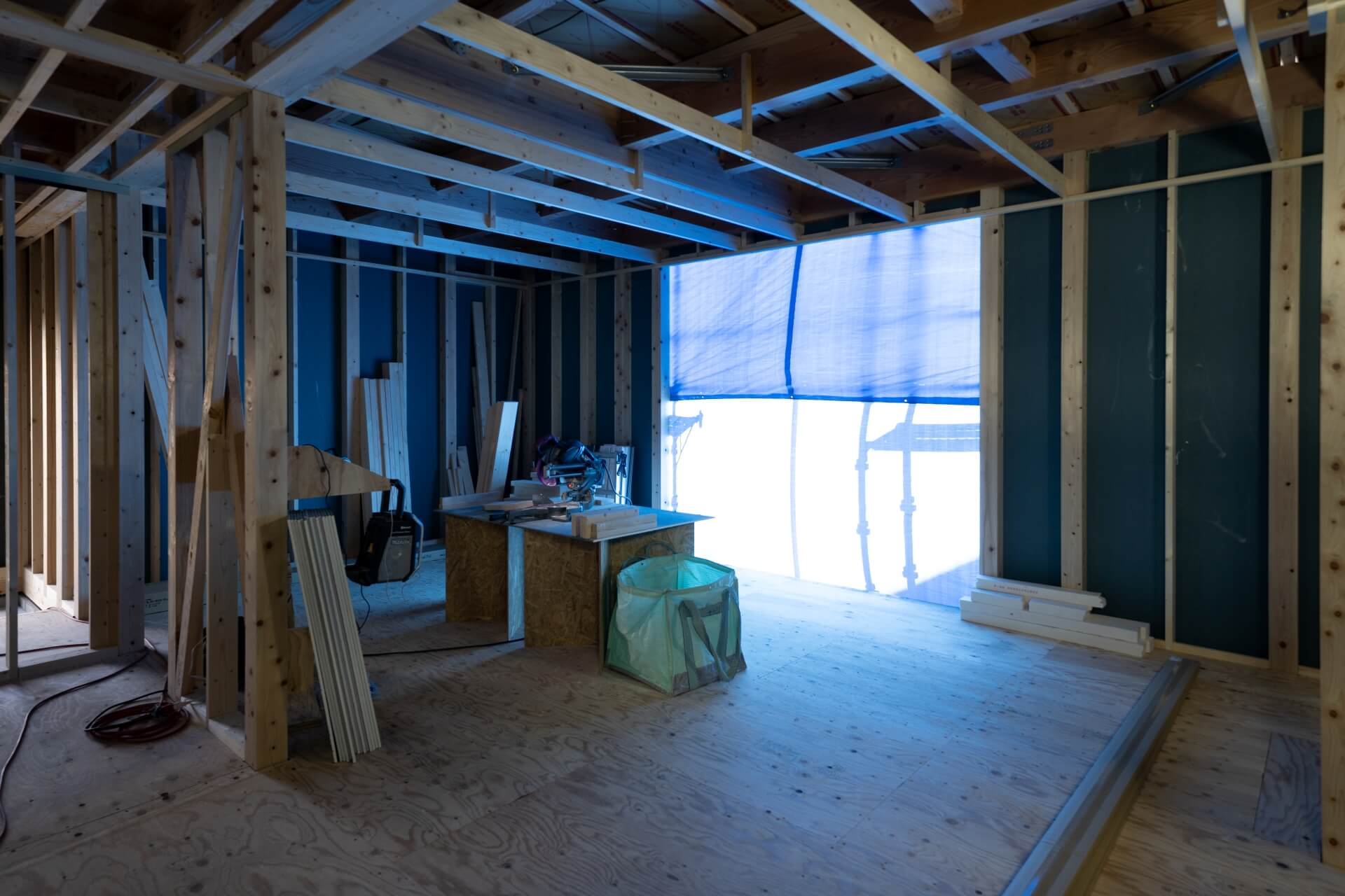 山梨県甲府市蓬沢の新築現場にて、木造の構造が組み上がり室内空間が形になってきている様子。