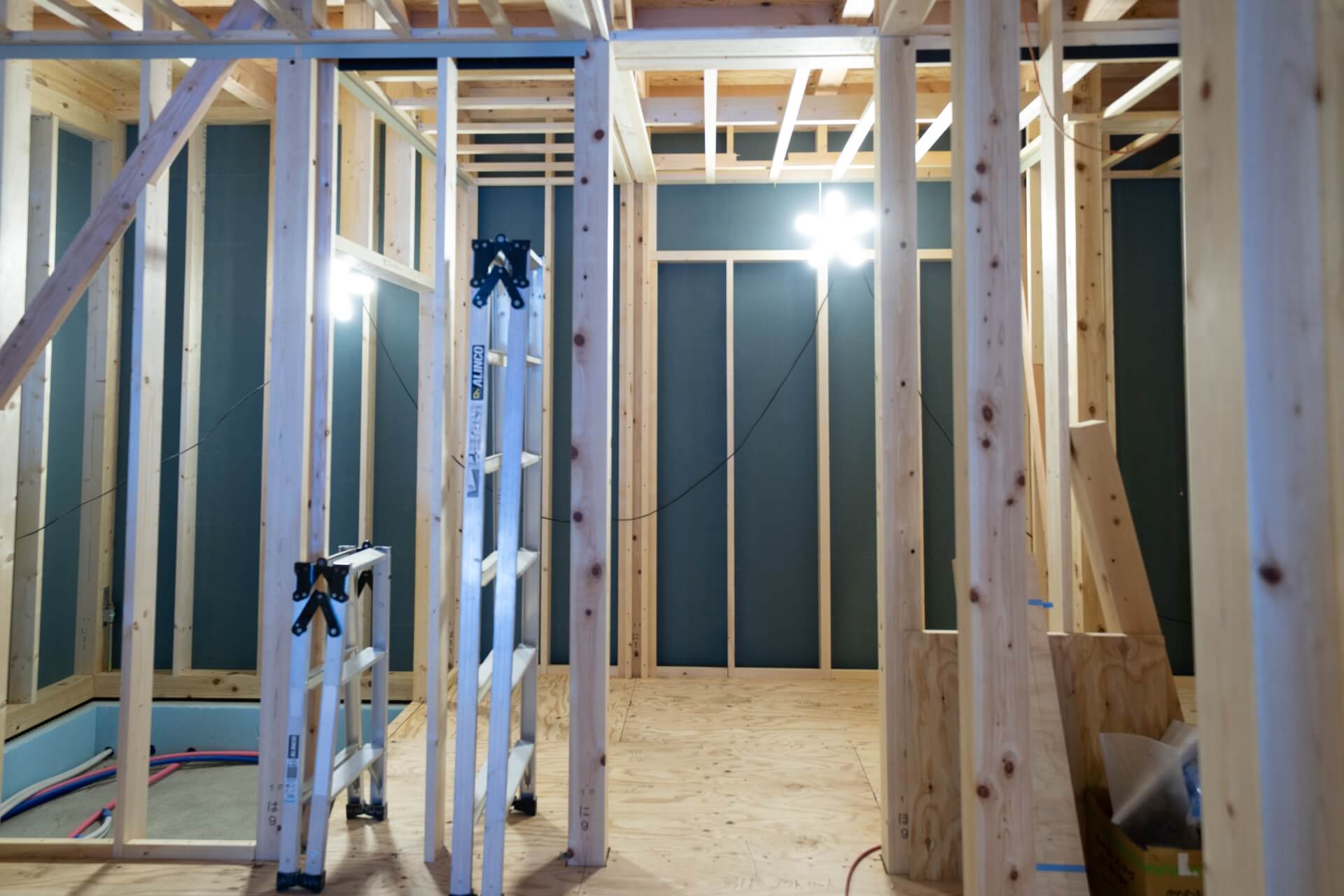 木造の骨組みと耐力面材が施工された内部構造の様子。