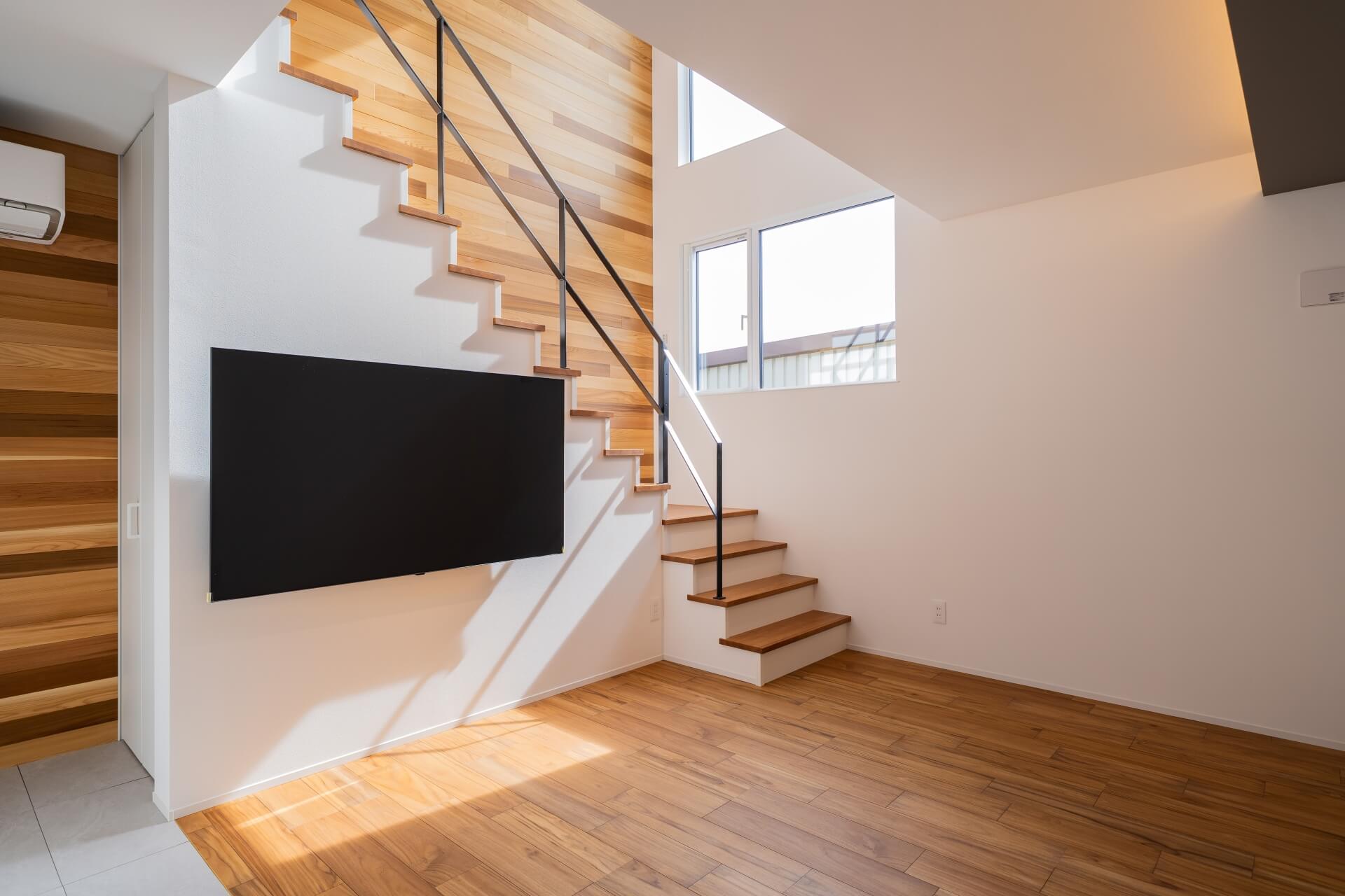 山梨県南アルプス市寺部の新築現場、アイランドキッチンと階段が隣接し、視線と動線が自然につながる間取り。