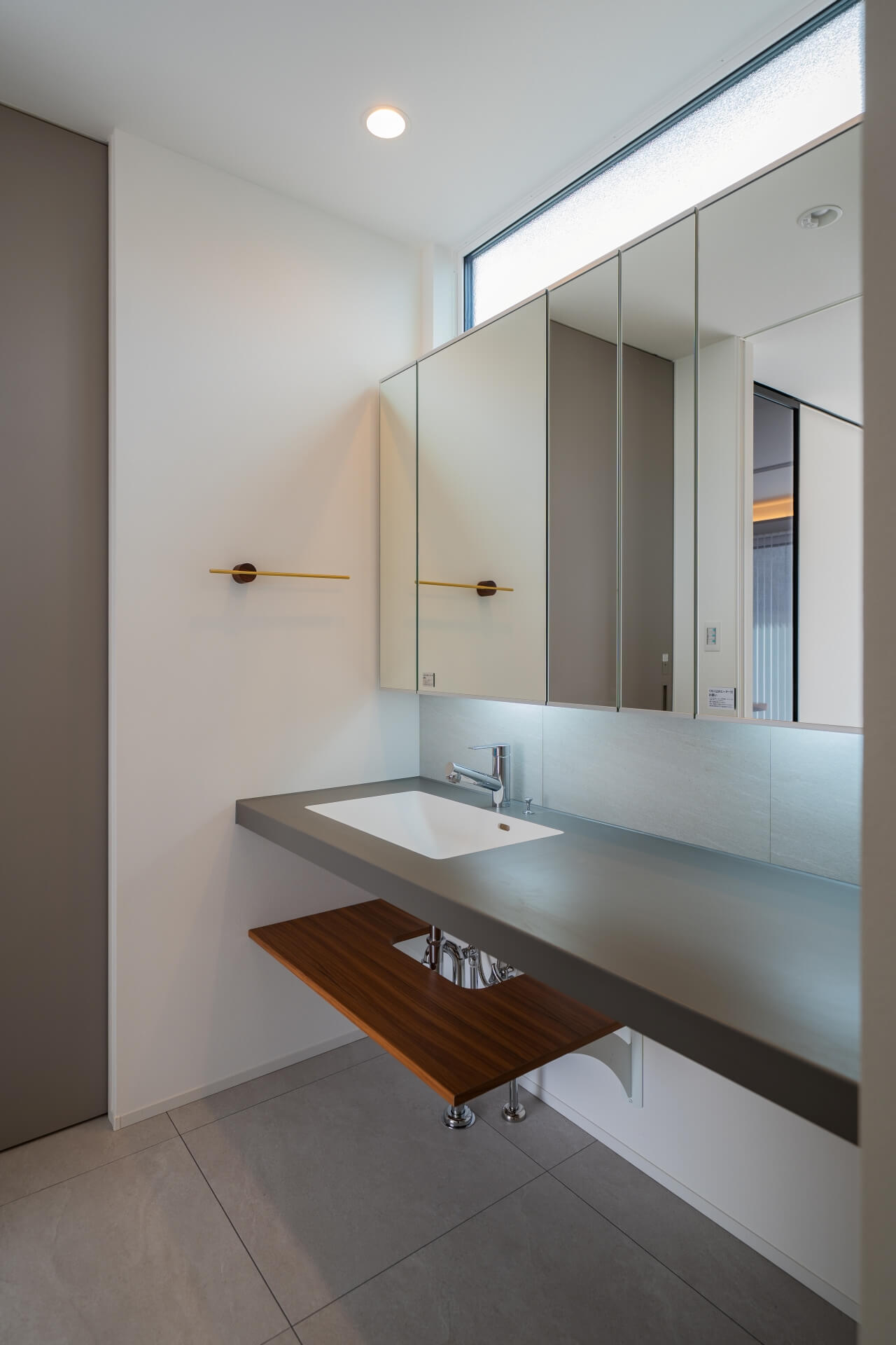 山梨県南アルプス市寺部の新築現場、ミラーキャビネットと一体化した洗面台。無駄を削ぎ落としたミニマルな洗面空間。