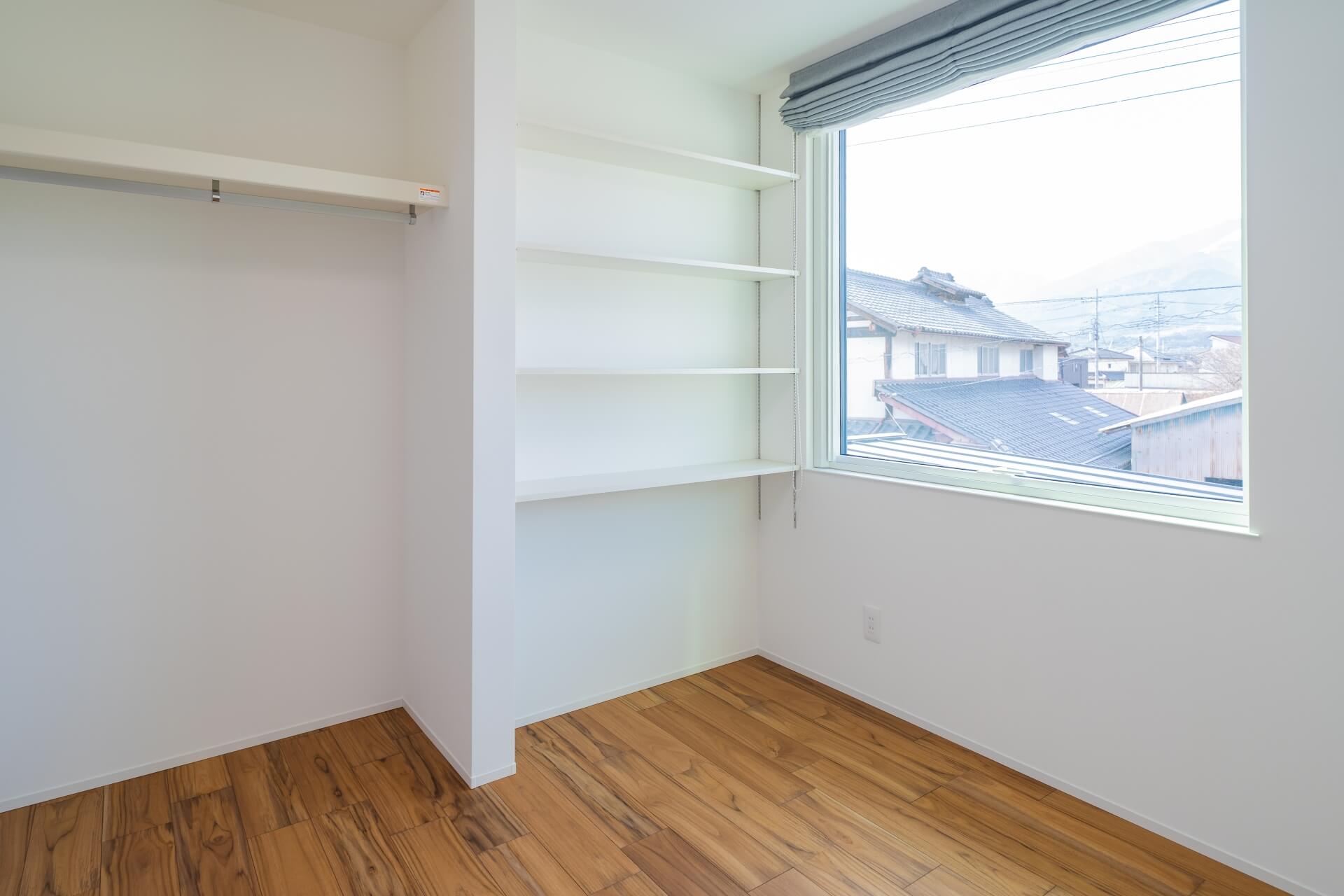 山梨県南アルプス市寺部の新築現場、可動棚収納と大きな窓を組み合わせた空間。外の景色と採光を取り込める設計。