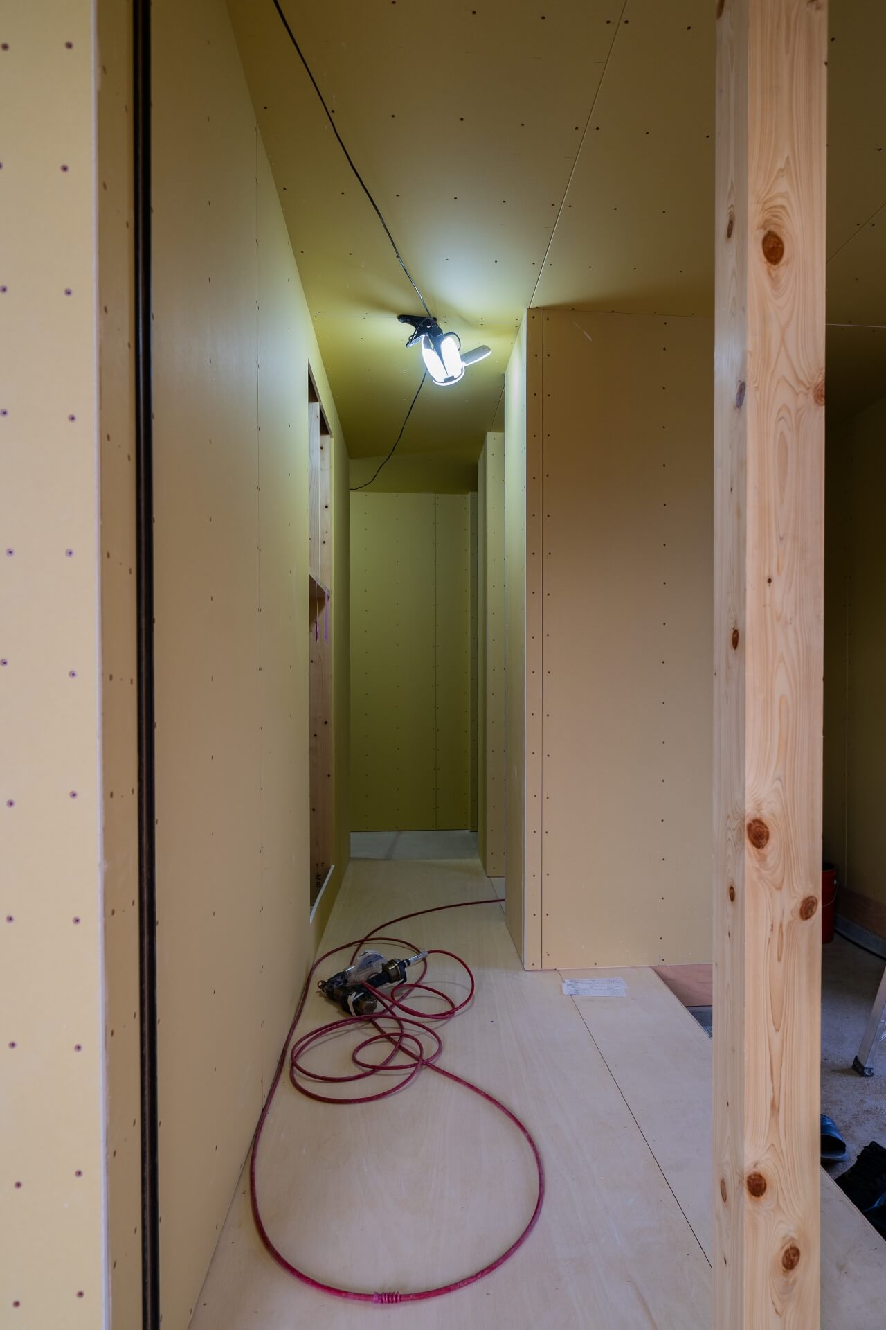 山梨県甲府市蓬沢の新築現場にて,
石膏ボード施工後の廊下空間と内部の様子。