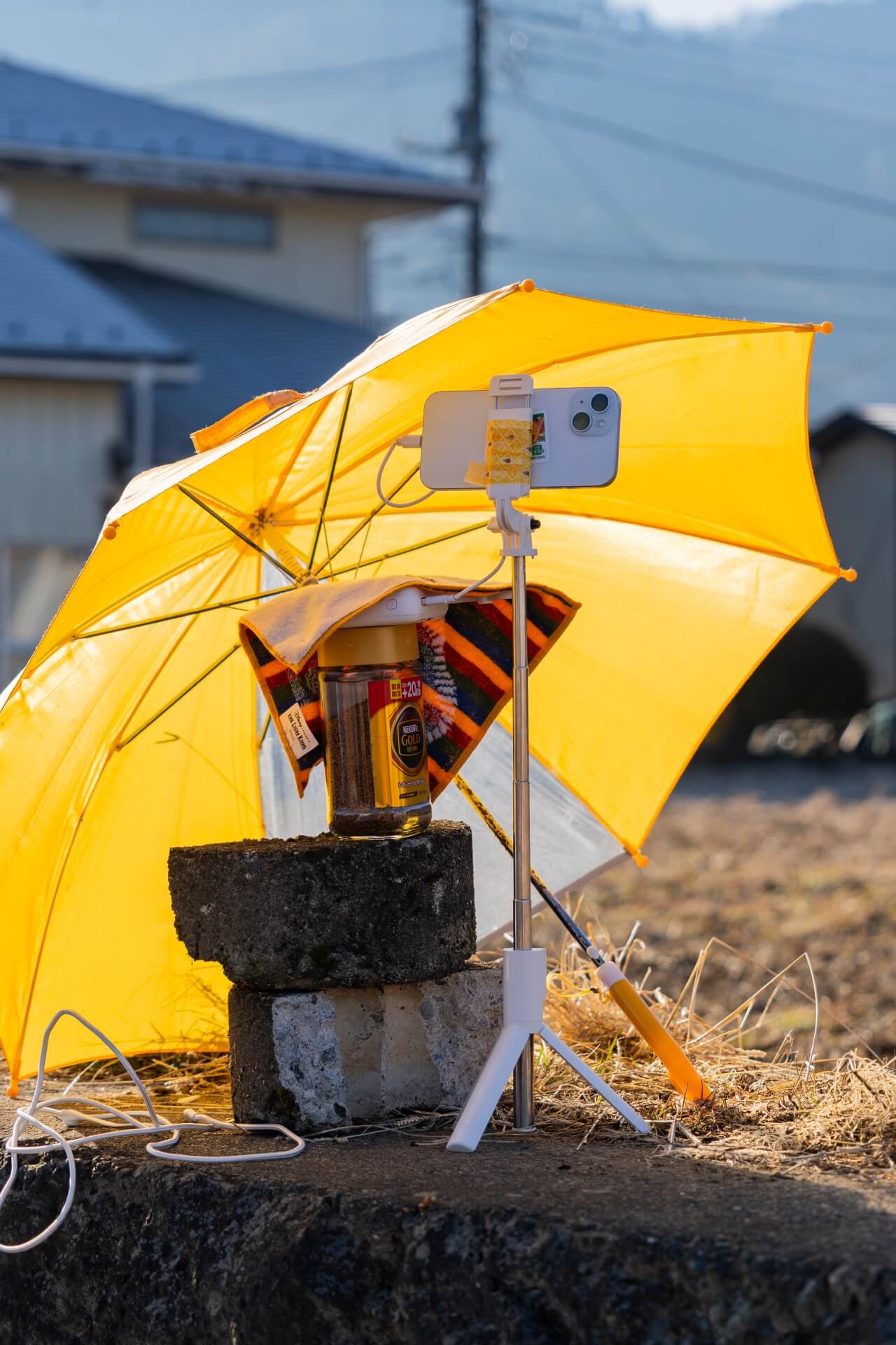 山梨県富士吉田市大明見の建築現場でスマートフォンと日除けを設置した撮影環境。