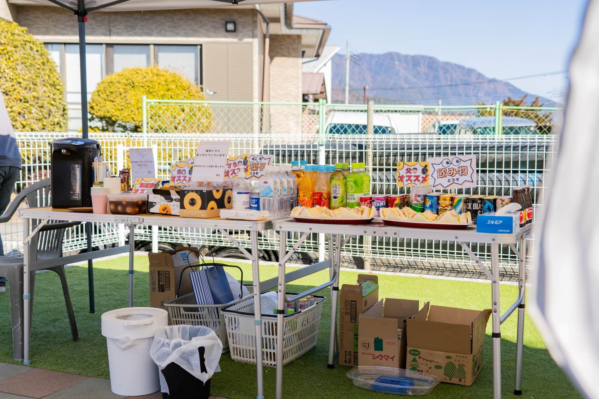 山梨県富士吉田市大明見の建築現場で飲み物や軽食が並べられた休憩スペース。