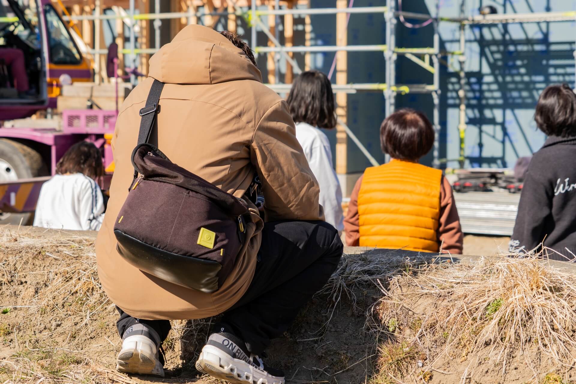 山梨県富士吉田市大明見の上棟現場で撮影をしている人の様子。