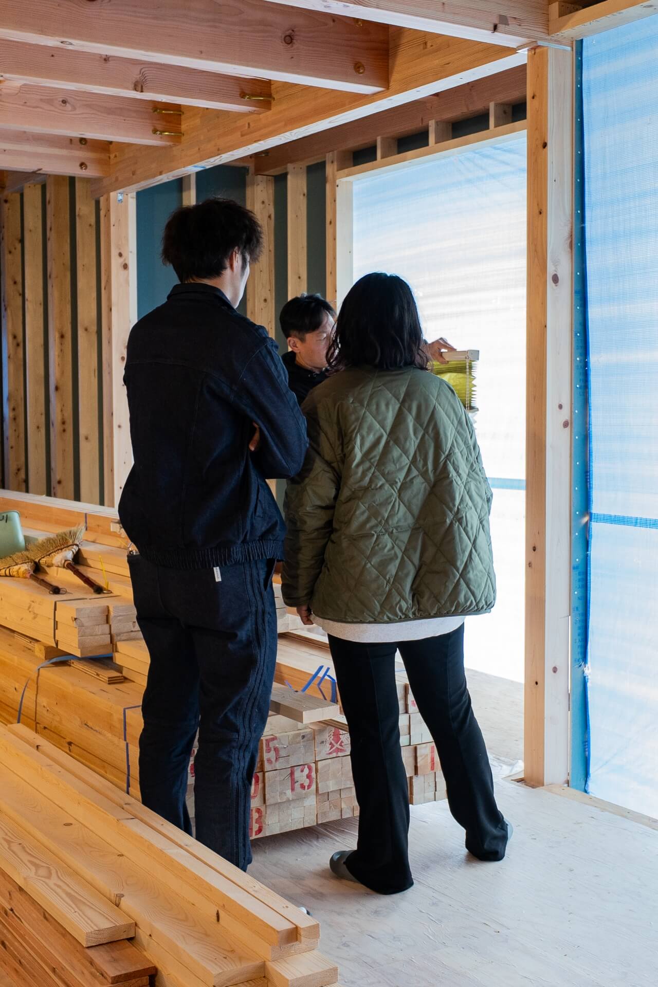 山梨県富士吉田市大明見の新築現場。建築途中の建物内部でカーテンの打ち合わせしている様子。