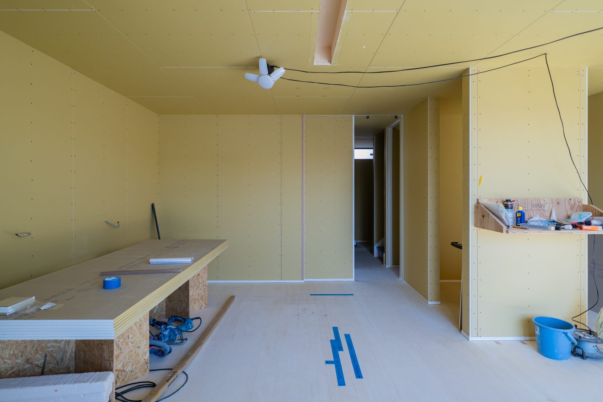 山梨県甲府市蓬沢の新築現場にて、石膏ボード施工後の室内空間。