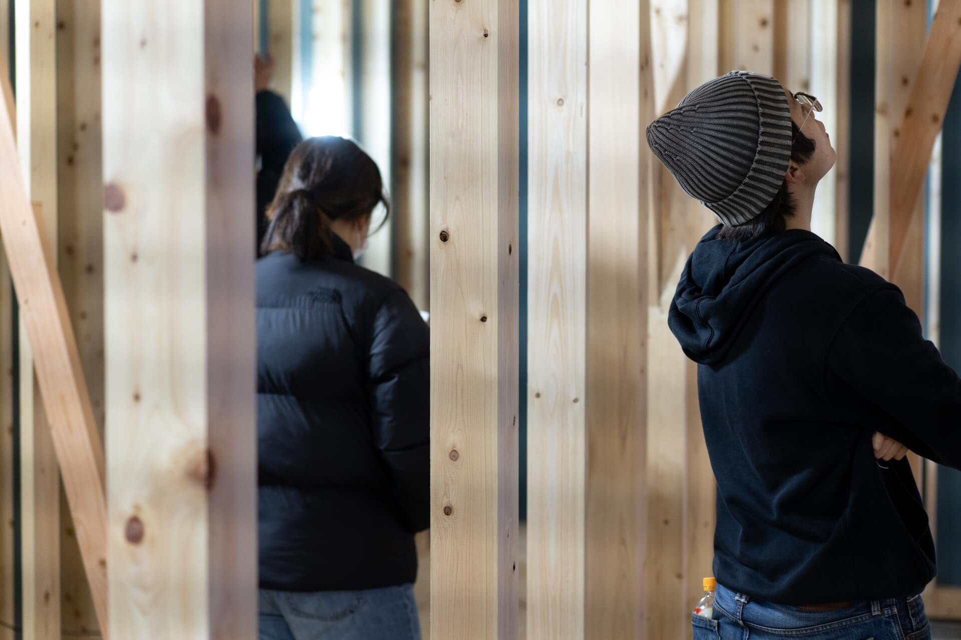 山梨県甲府市蓬沢の新築現場にて、オーナー様と柱や構造を確認しながら現場打ち合わせをしている様子。