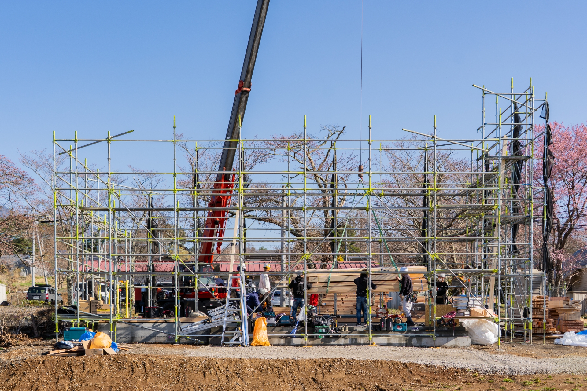 山梨県北杜市大泉町西井出の建築現場。足場が組まれた建方前の現場全景。