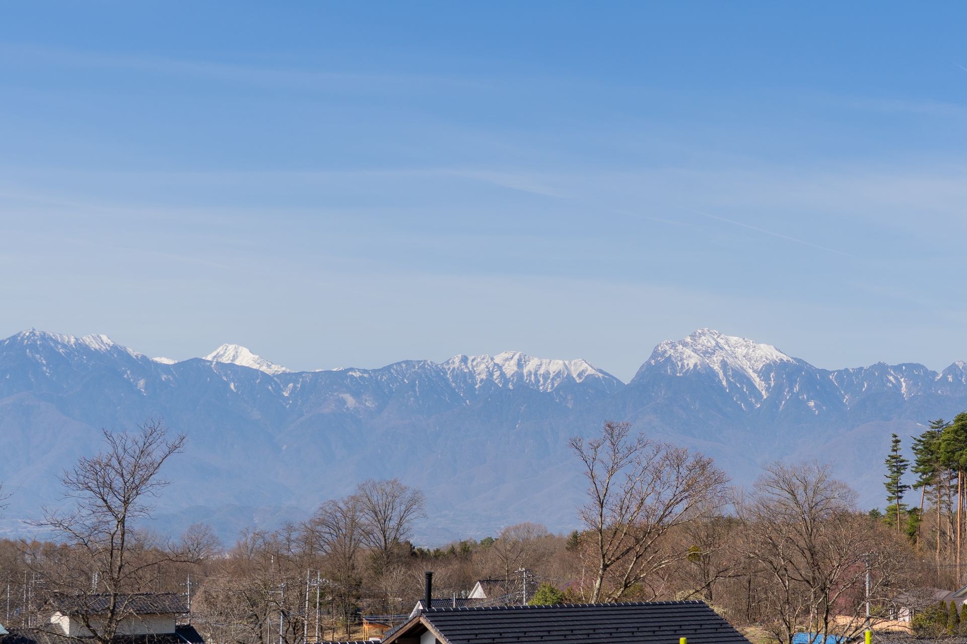 山梨県北杜市大泉町西井出の建築現場の周りの山の景色。