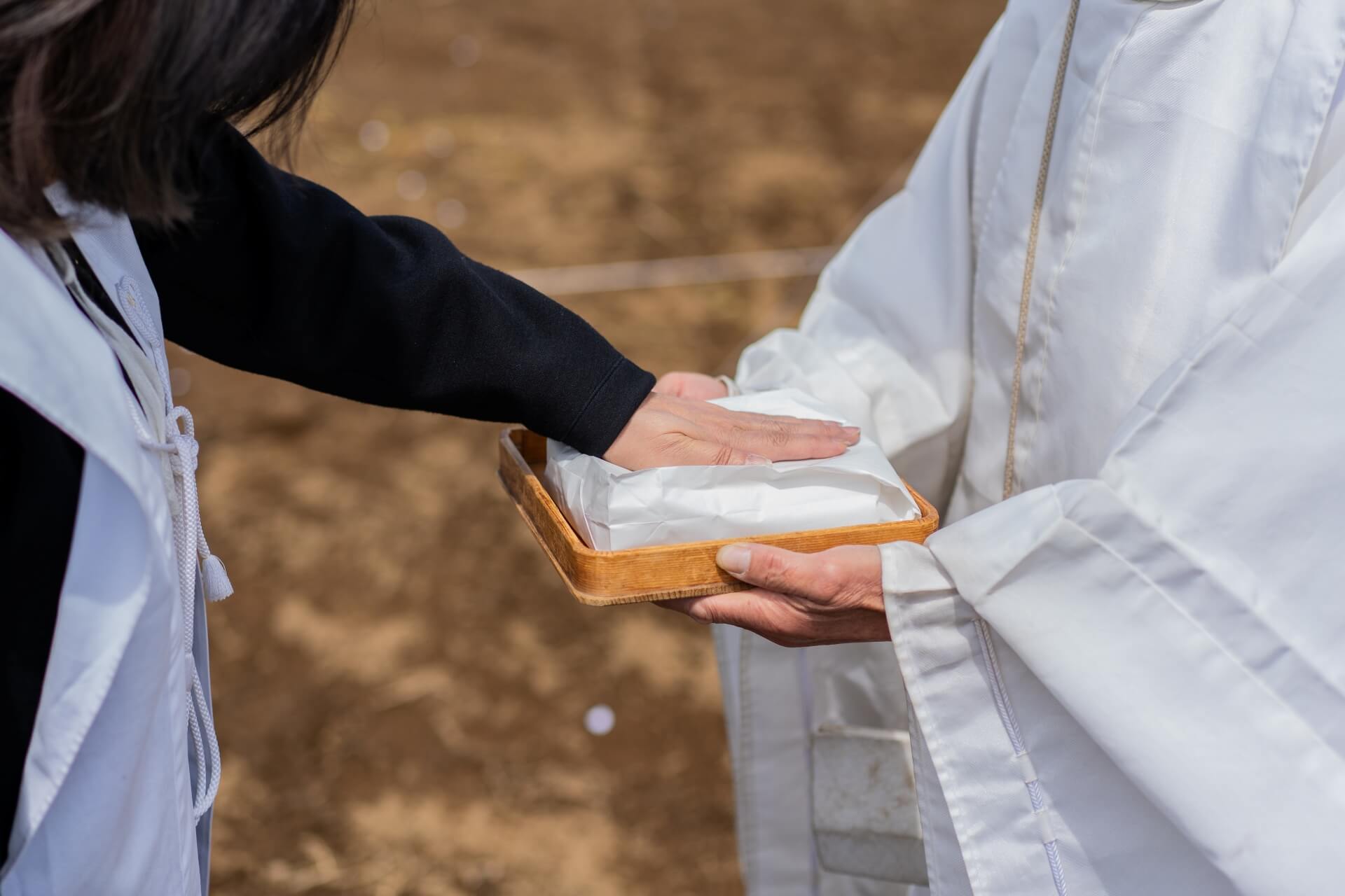 北杜市小淵沢の地鎮祭の様子。神主の案内で祈願する施主様。