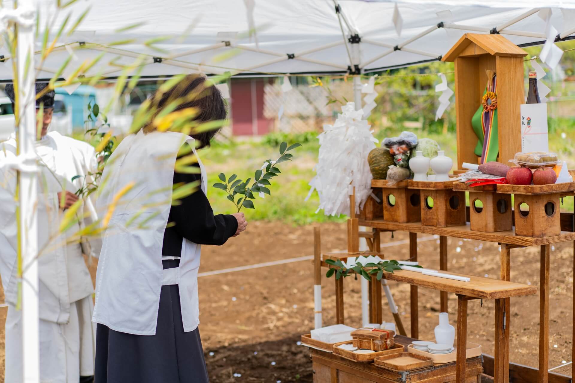 北杜市小淵沢で行われた新築住宅の地鎮祭。祭壇に向かい工事の安全と家族の繁栄を祈願する様子。