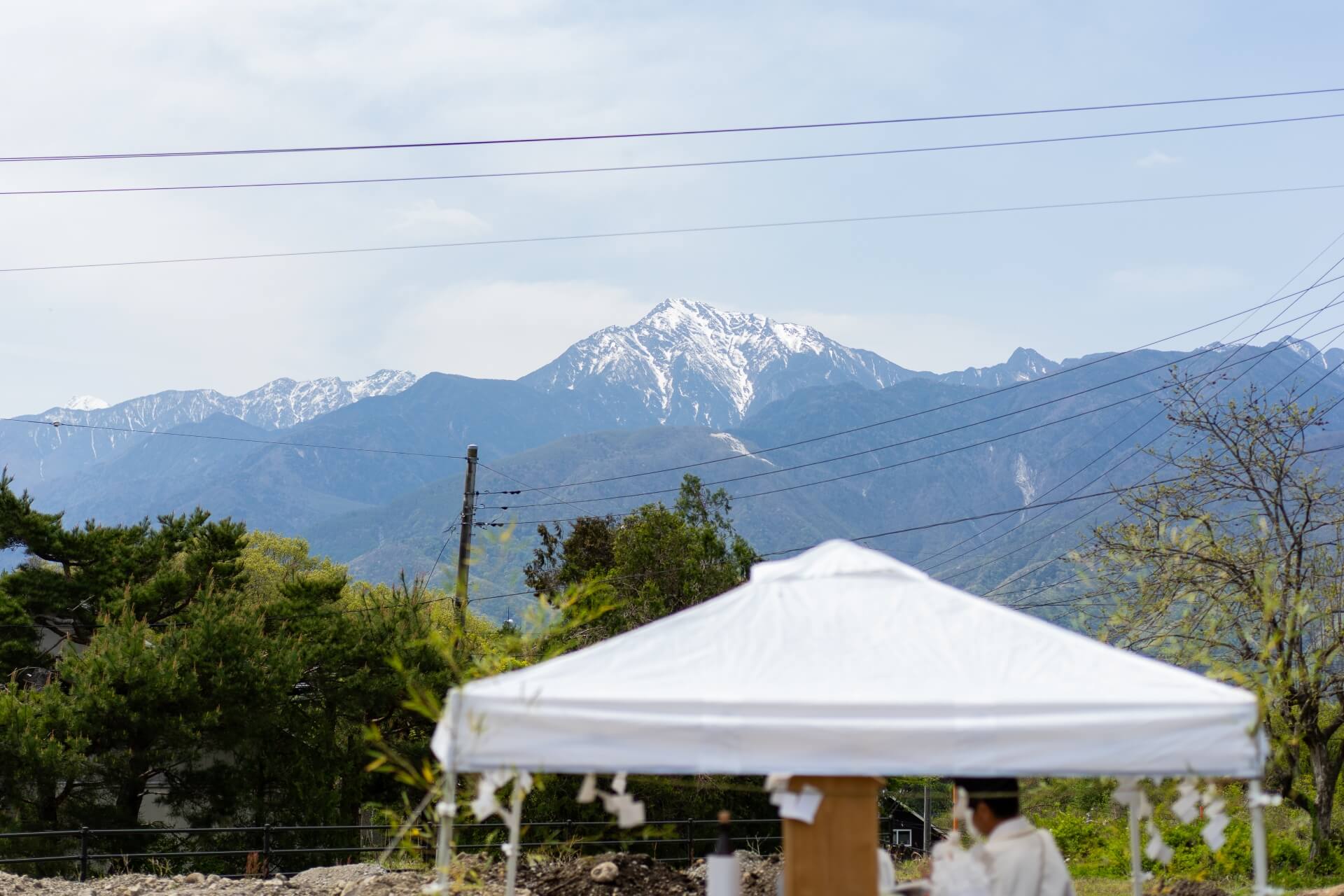 北杜市小淵沢から望む山々と地鎮祭会場。豊かな自然に囲まれた住宅建築予定地の風景。