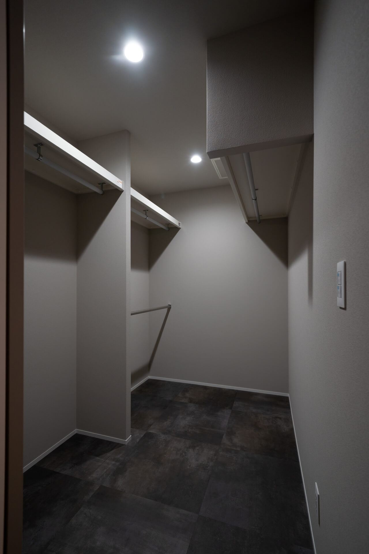 山梨県甲府市蓬沢の新築現場にて収納力のあるウォークインクローゼット。