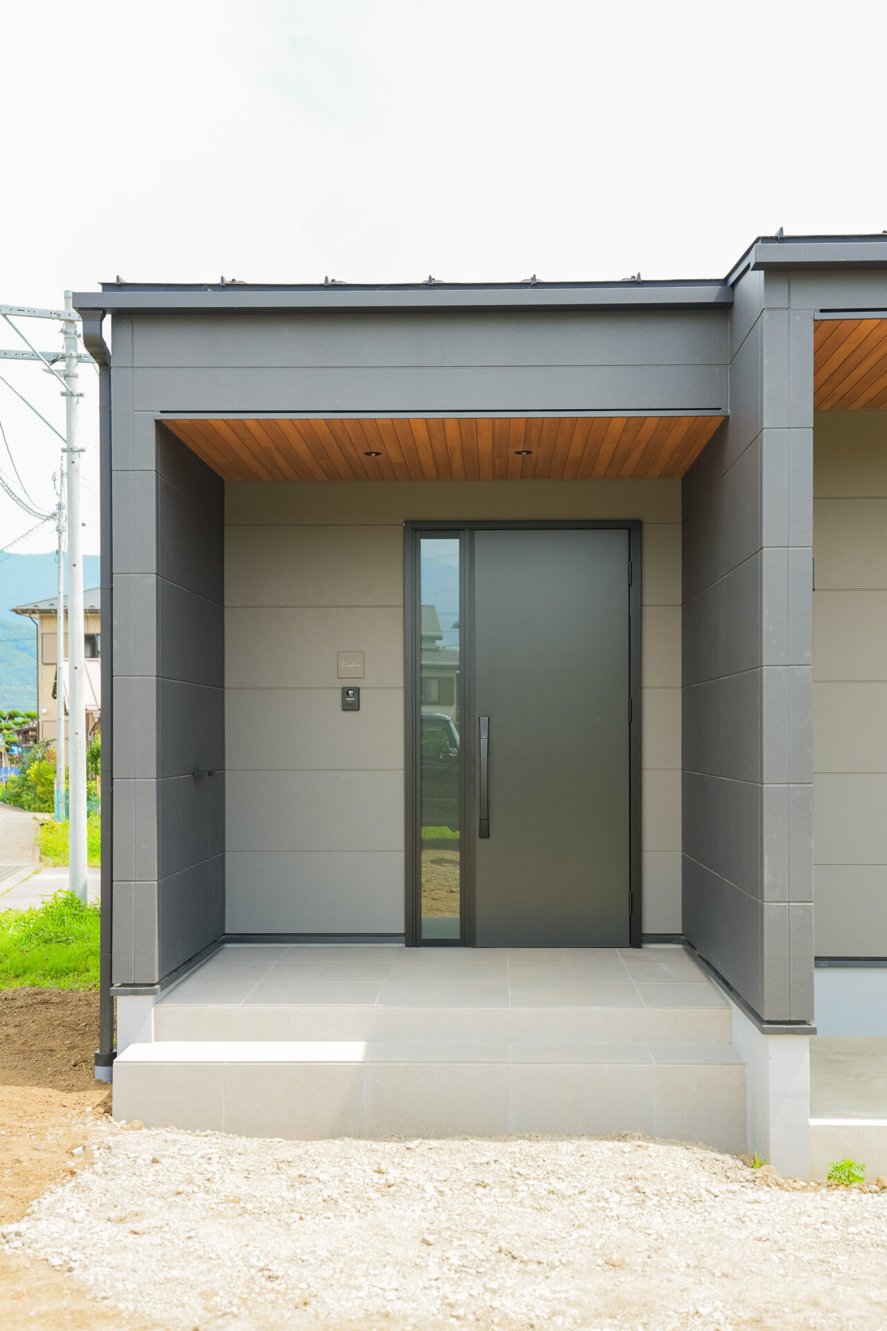 山梨県富士吉田市大明見の新築現場の玄関ポーチ。