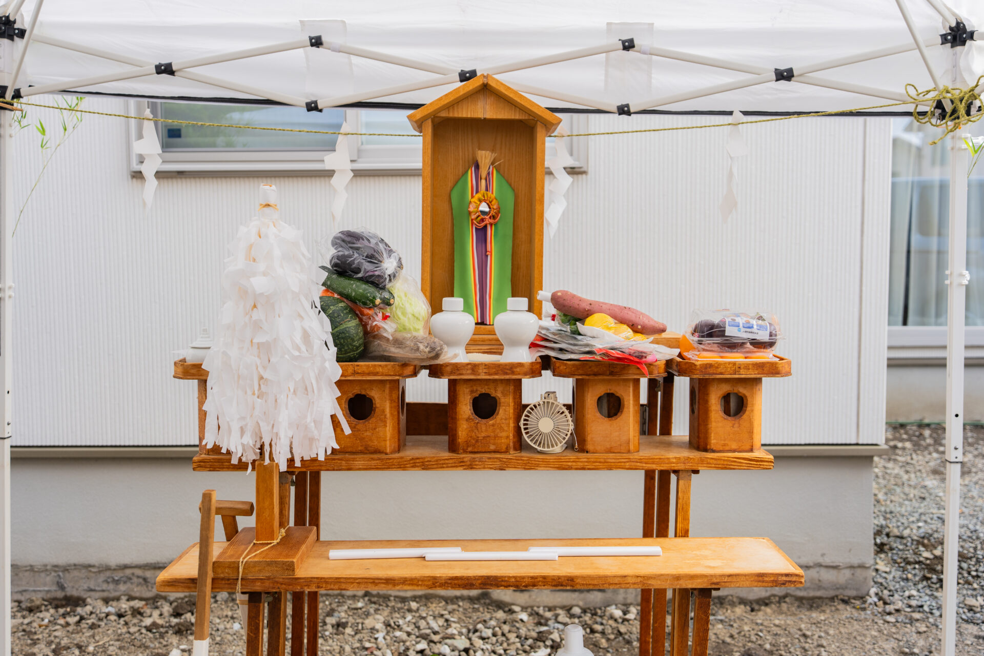 甲府市蓬沢町の美容室新築工事の地鎮祭。祭壇に並ぶお供え物と神具。
