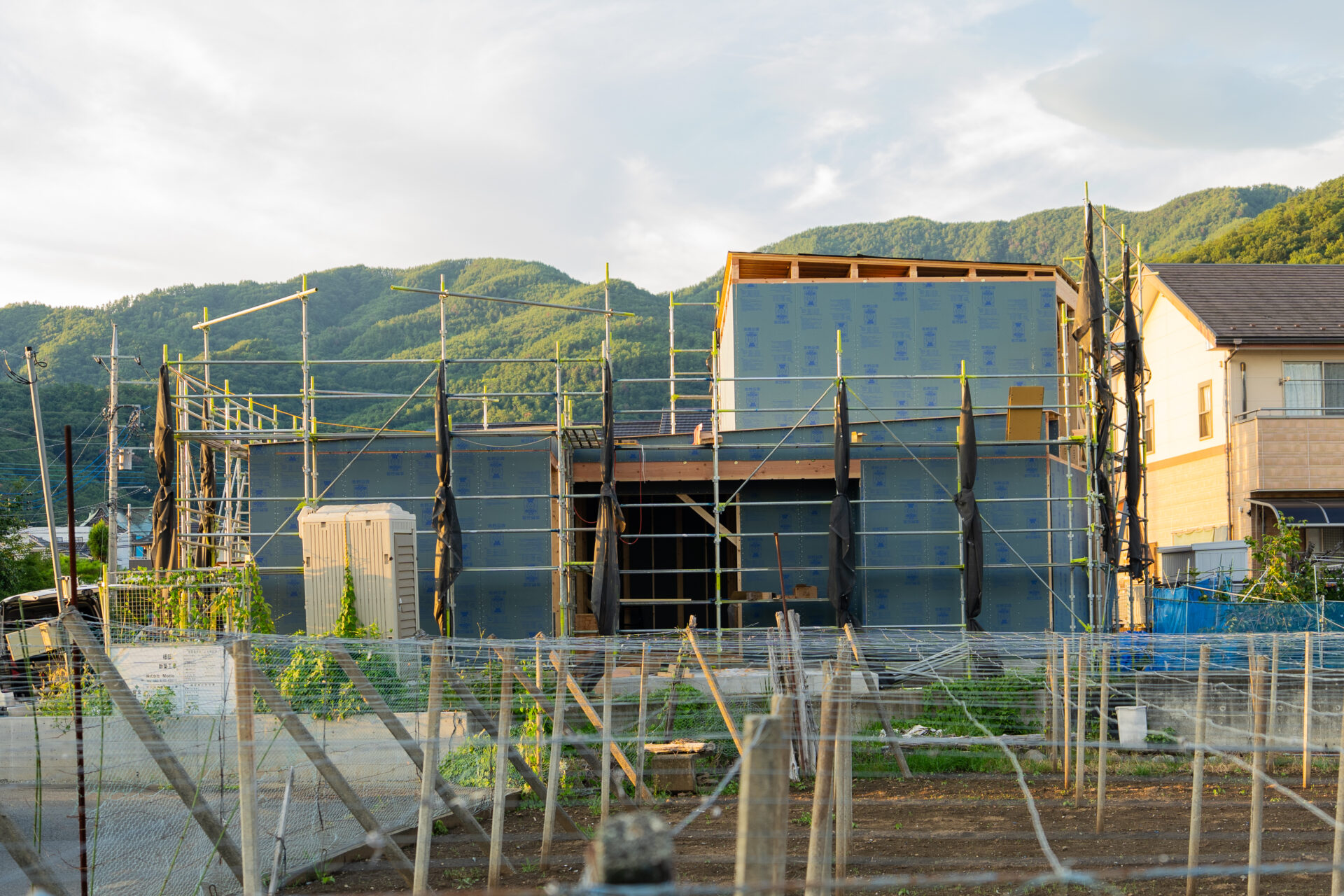 甲府市善光寺にて外周部の耐力面材施工が進む木造住宅の建築現場。