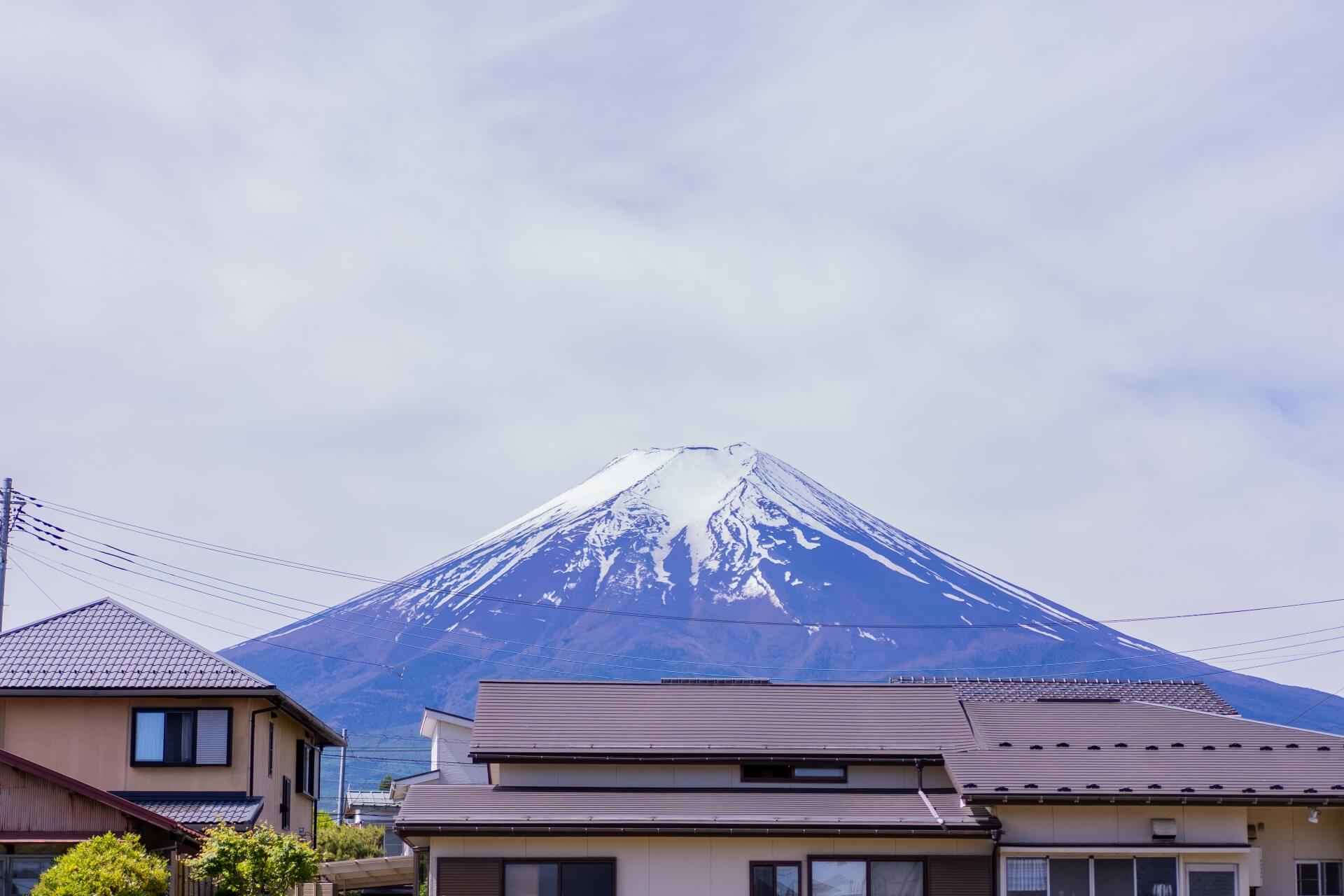 山梨県富士吉田市大明見の新築現場から見える大きな富士山。