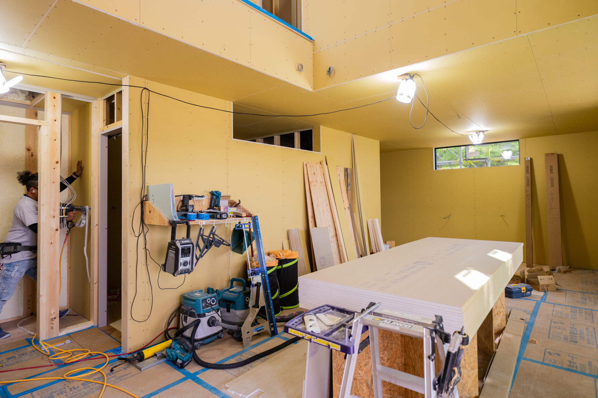 山梨県北杜市大泉町西井出の建築現場で大工さんが作業しているの施工中の様子。