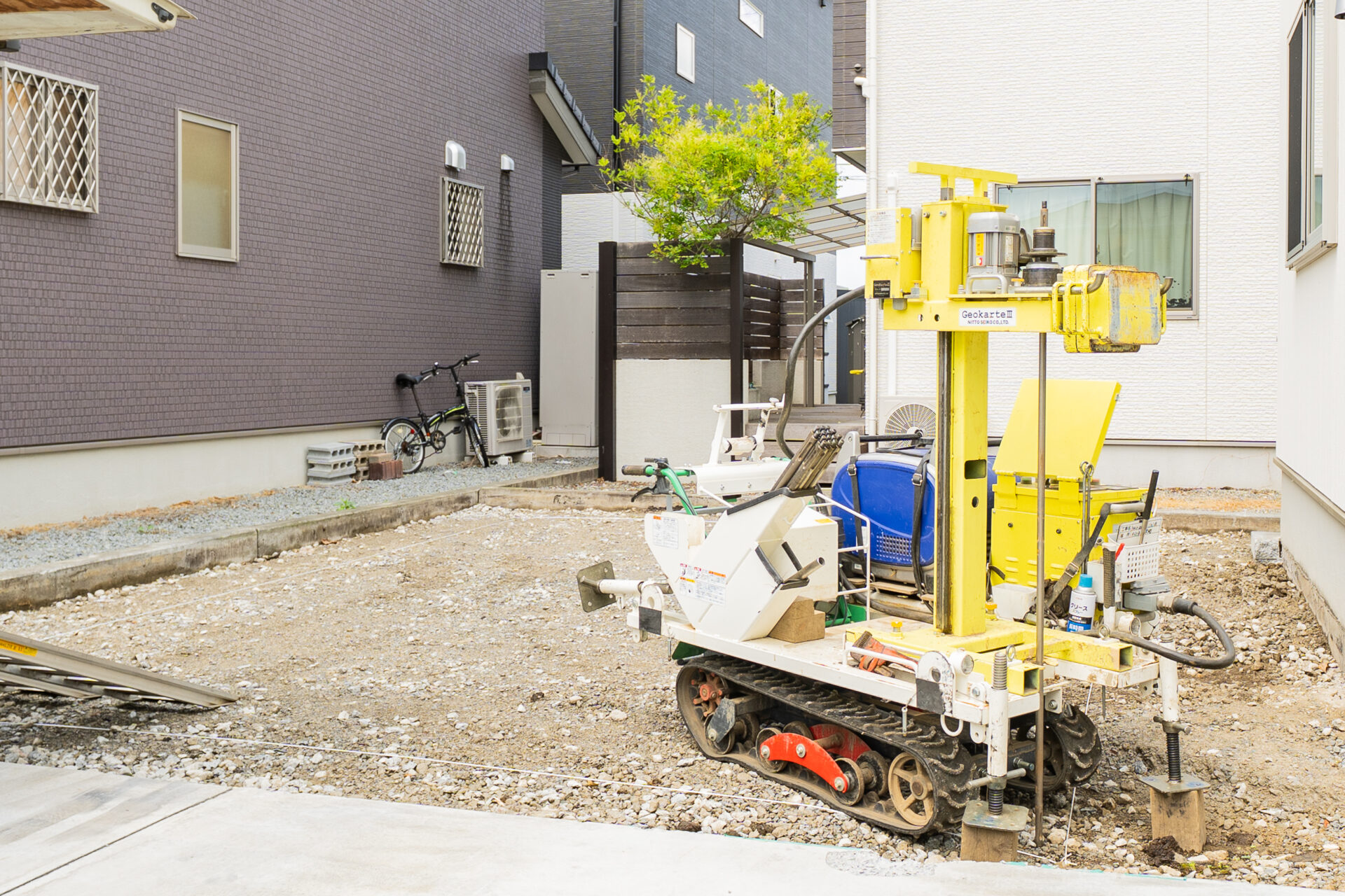 甲府市蓬沢町の美容室新築工事の調査。重機と現場。