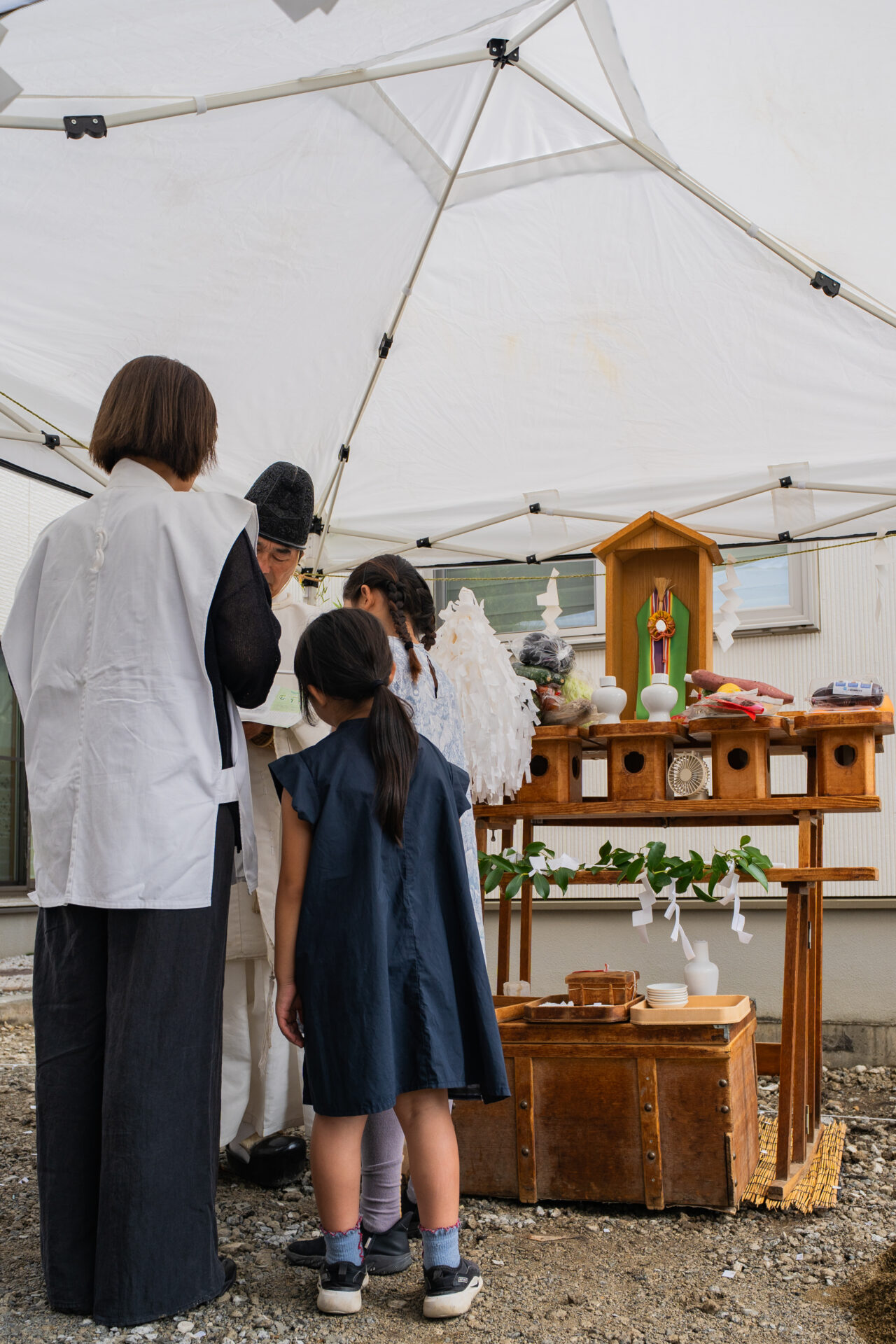 甲府市蓬沢町の美容室新築工事の地鎮祭。宮司さんとお施主さまが穏やかに言葉を交わすひととき。