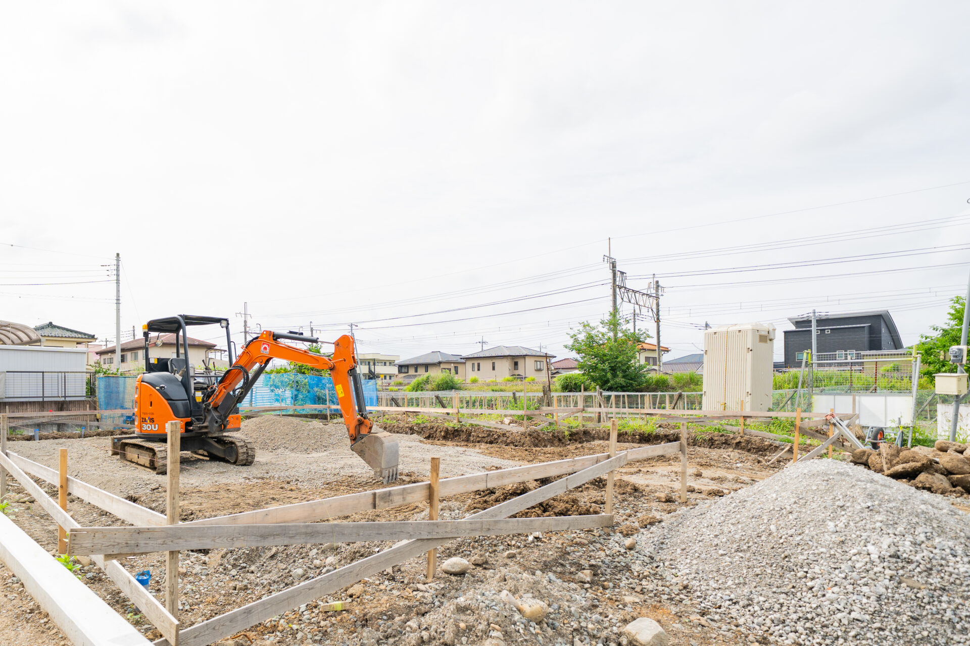 山梨県甲府市善光寺にて基礎工事に向けて重機で地盤を整えている住宅建築現場。