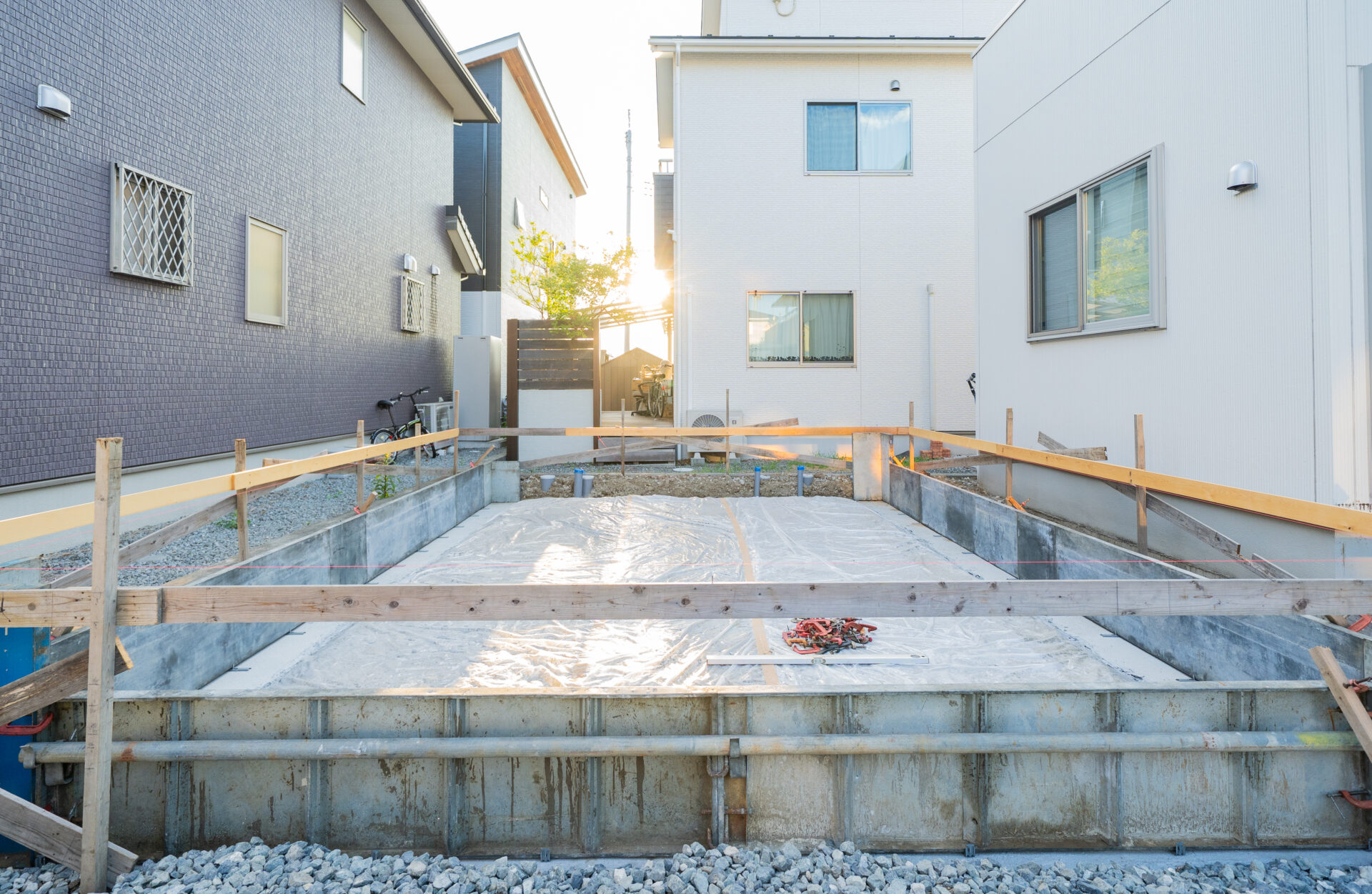 甲府市蓬沢町の美容室新築工事。基礎着工と夕日。