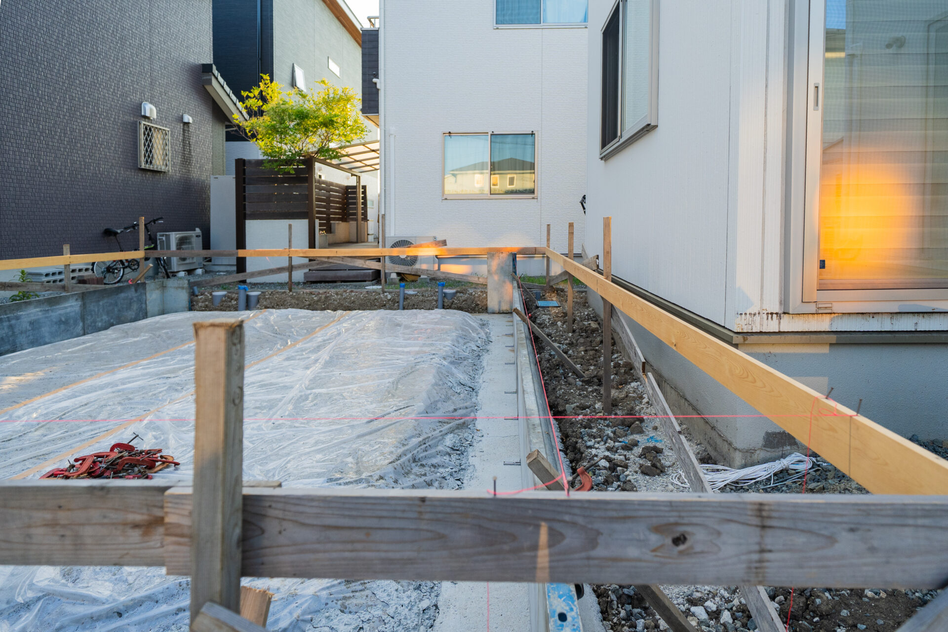 甲府市蓬沢町の美容室新築工事。基礎工事、型枠を組む前にピンと張った糸。