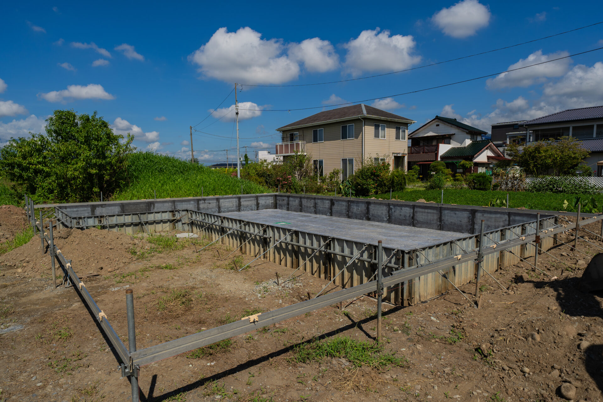 笛吹市石和町東高橋の新築工事。基礎着工、丁寧に組み上げられた型枠。