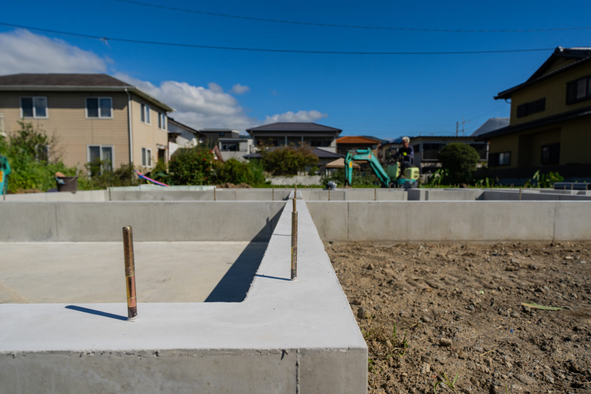 笛吹市石和町東高橋の新築工事。別角度からの基礎と現場の様子。
