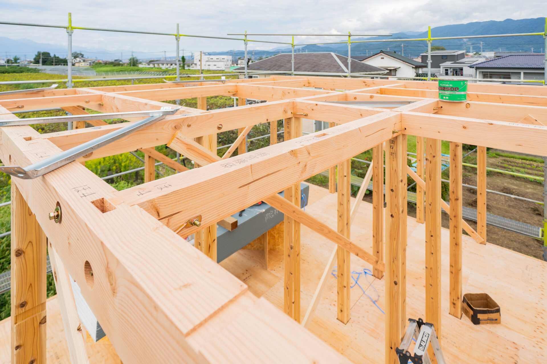 笛吹市石和町東高橋の新築工事。上棟作業が進み、柱や梁が格子状に組み上がった骨組み。